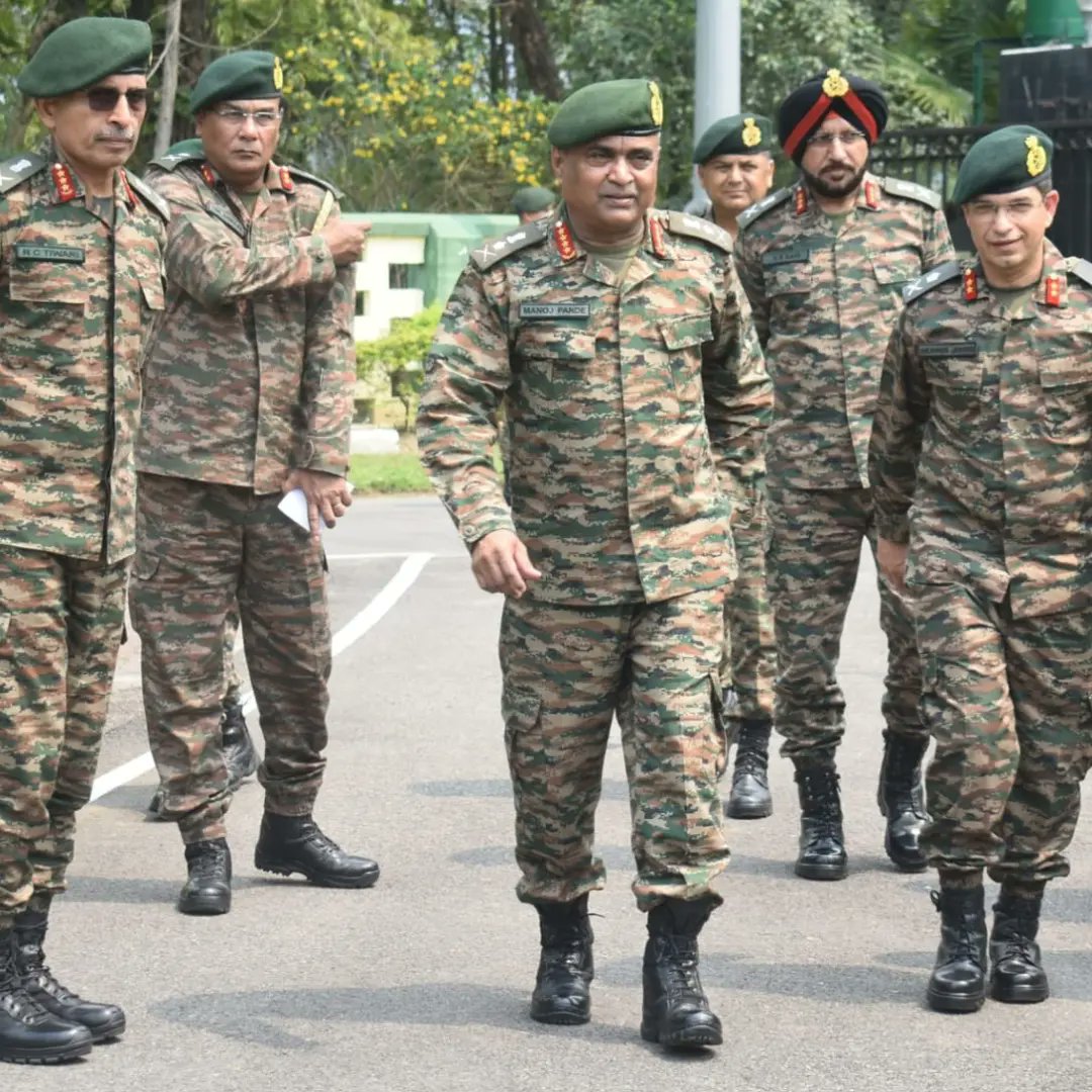 General Manoj Pande #COAS visited #Likabali Military Station where he interacted with All Ranks of the formation and complimented them for their professionalism & commitment towards duty. 

#IndianArmy
#OnPathToTransformation

@easterncomd
@spearcorps