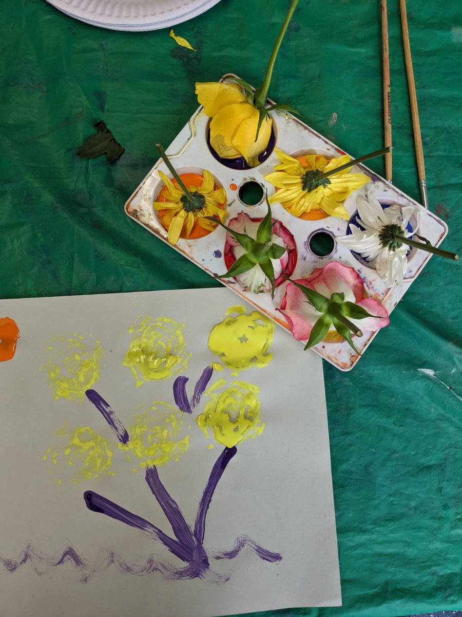 Painting flowers with flowers... now that's a Spring-time activity!

#flowers #painting #funwithnature #Spring #Easter #HolidayClub #FUNdays #childcare #Bradfordonavon #Wiltshire