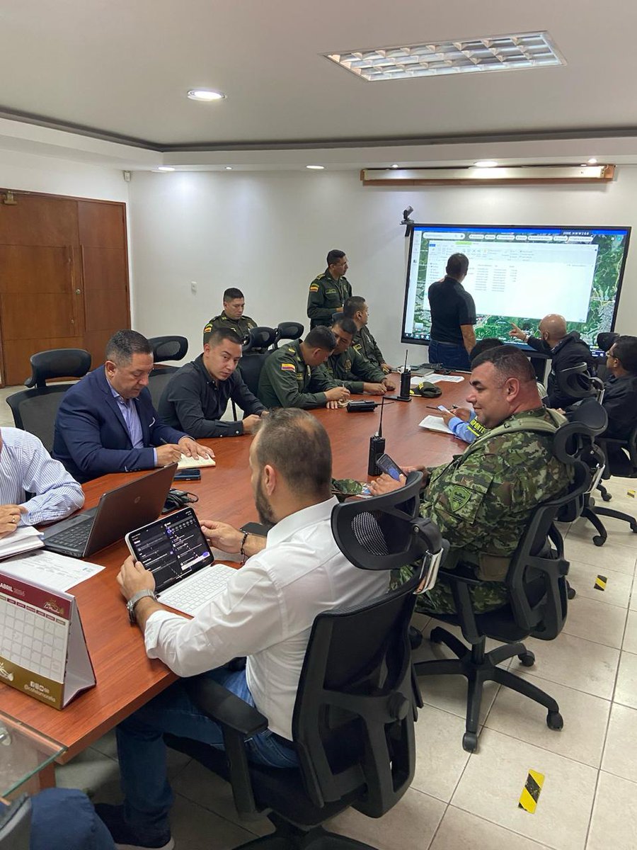 🔒 #ConsejoDeSeguridad | Con el propósito de focalizar de forma estratégica los procesos en materia de seguridad, el ERON de 📍#Armenia se reunió para socializar estas medidas con el @COL_EJERCITO, @PoliciaColombia y @AlcaldiaArmenia.