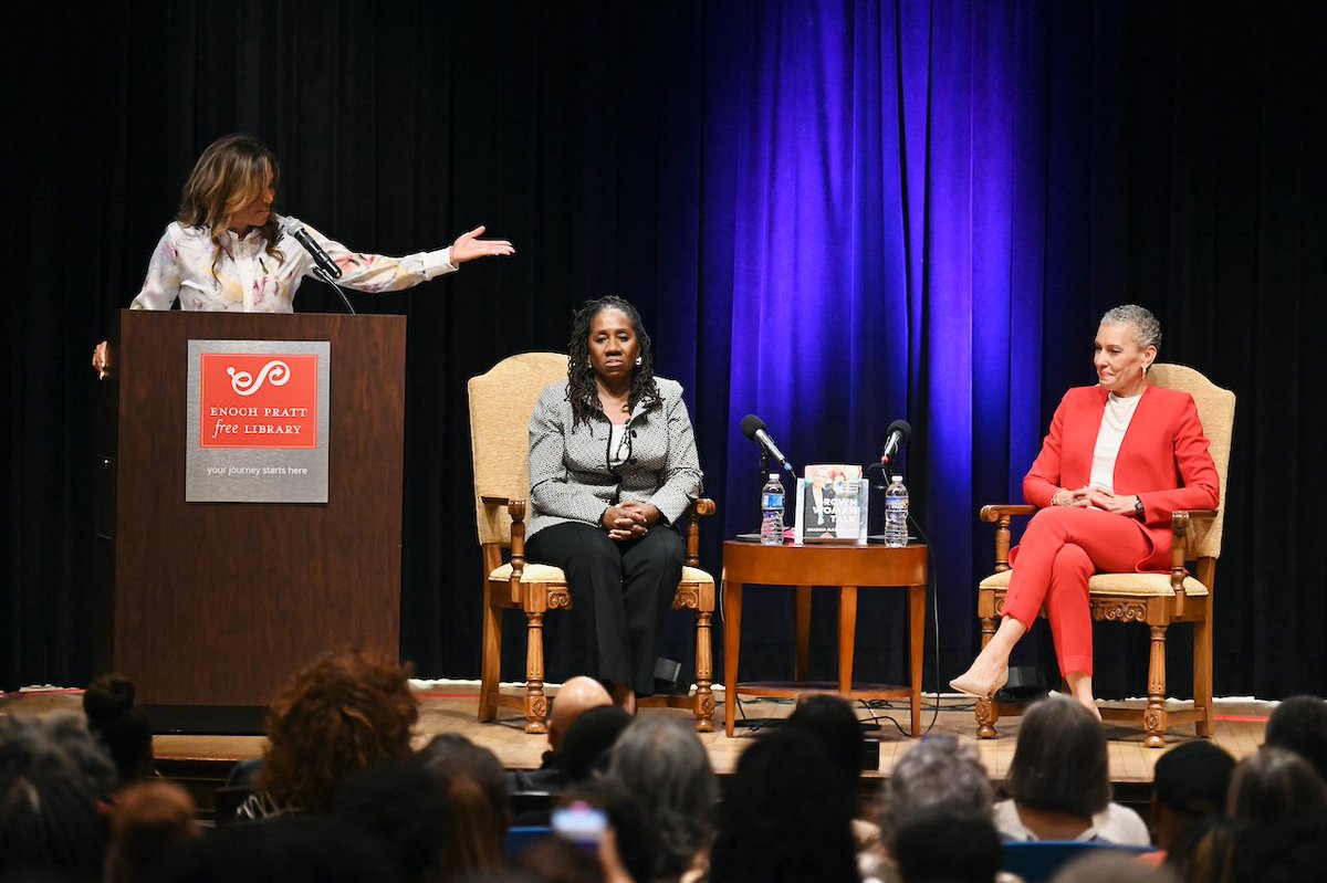 Thanks to First Lady @DawnFlytheMoore for joining us at the Pratt Central Library, introduced by Pratt Interim CEO Darcell Graham. The First Lady visited for the conversation between @smalonemd and Sherillyn Ifill.