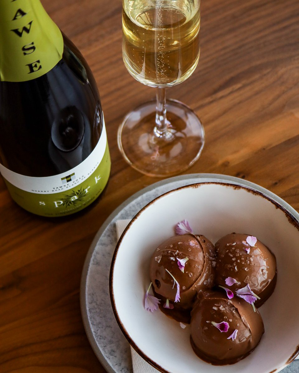 Has everyone been enjoying the Spring Sparkles Discovery Pass? We hope you don't end your bubbly journey without trying our beautiful Dark Chocolate Sorbet topped with a sprinkle of sea salt, paired with our 2015 Quarry Road Blanc des Blancs Spark. 🥂🍾