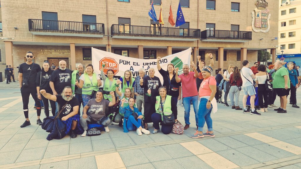 Las compañeras de l a asamblea a las 18:30h volvemos a Móstoles,acompañeremos a las familias que quedan sin hogar,sin vivienda digna,pedir responsabilidades a los organismos oportunos.
<a href="/AytoMostoles/">Ayuntamiento de Móstoles</a> <a href="/ComunidadMadrid/">Comunidad de Madrid</a> para que no,nos tengamos que lamentar #NoSonMuertesSonAsesinatos