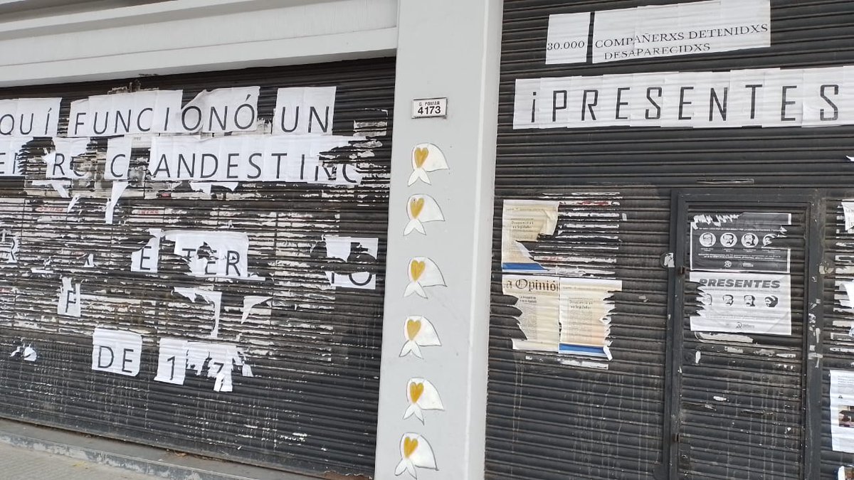 Éste es el galpón de Pomar y Chiclana, donde funcionó un centro clandestino de la SIDE en 1977. Rafecas lo identificó en 2022. Estaba señalizado con carteles que pusieron los familiares, militantes y vecinos de Pompeya: aparecieron todos rotos.