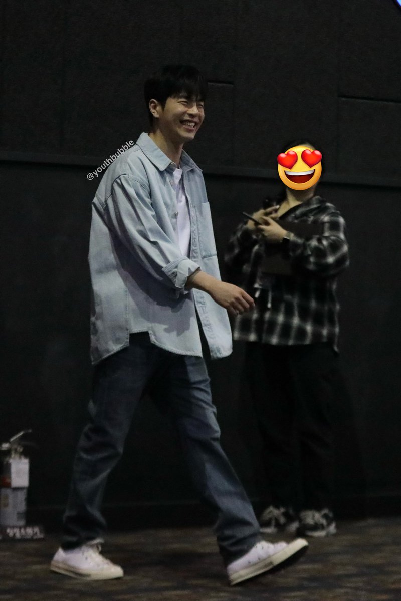 240412

아아아앙 오늘 3번째 관부터 계속 같은 얼굴 있으니까 들어올때부터 함박웃음 지음 ㅋㅋㅋㅋㅋㅋㅋㅋㅋㅋㅋㅋㅋ 너무 어두워서 혼자보려다가 .. 귀여워서 여기라도 올려봐요 진짜 너무 귀여움 눈이 없어질정도로 웃어

#iKON #아이콘 #구준회 #준회 #JUNE #ジュネ