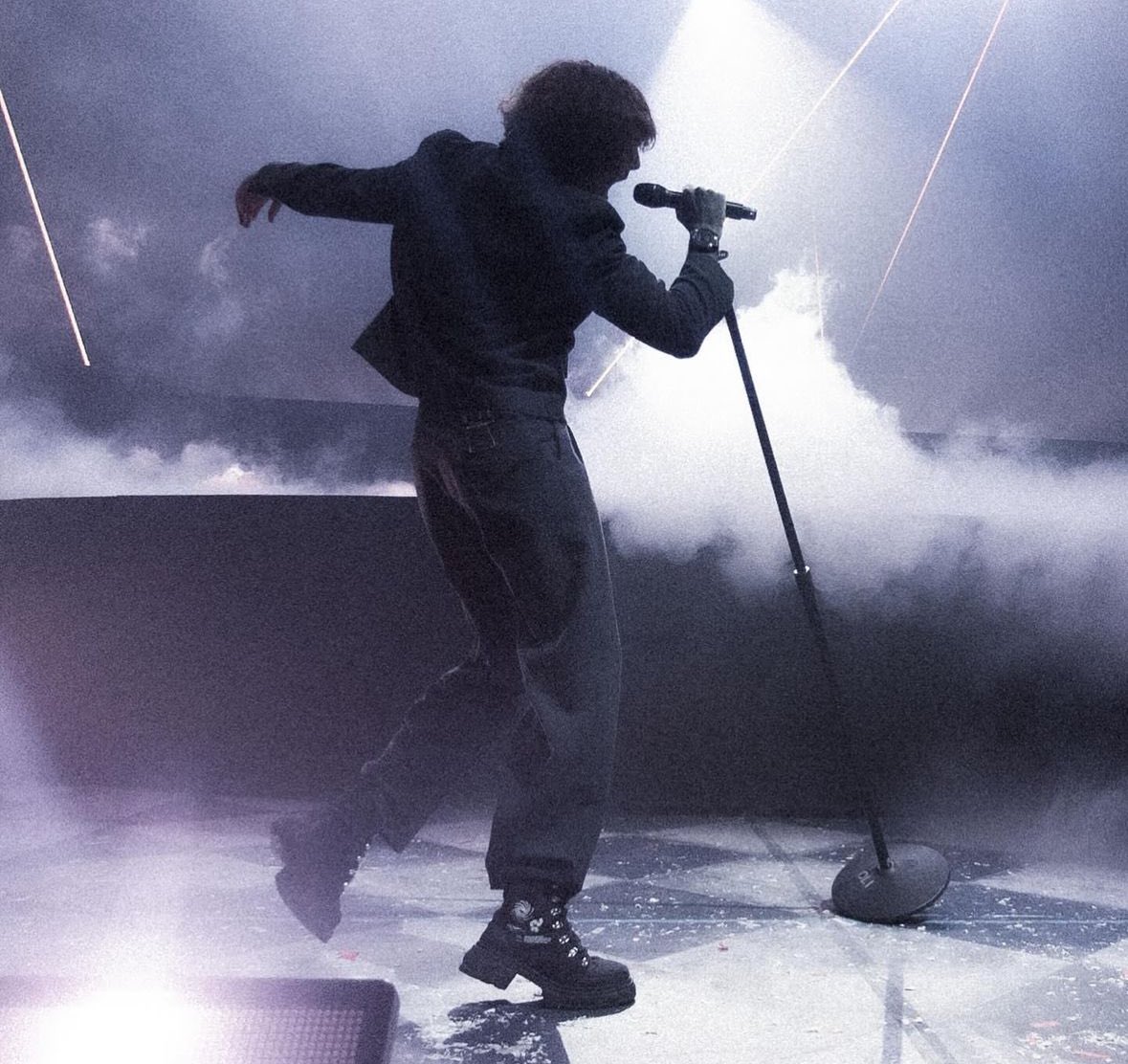 ANTIVISTSLAYER's tweet photo. the way we know which song he is singing by this pose https://t.co/Cy45bGak8g