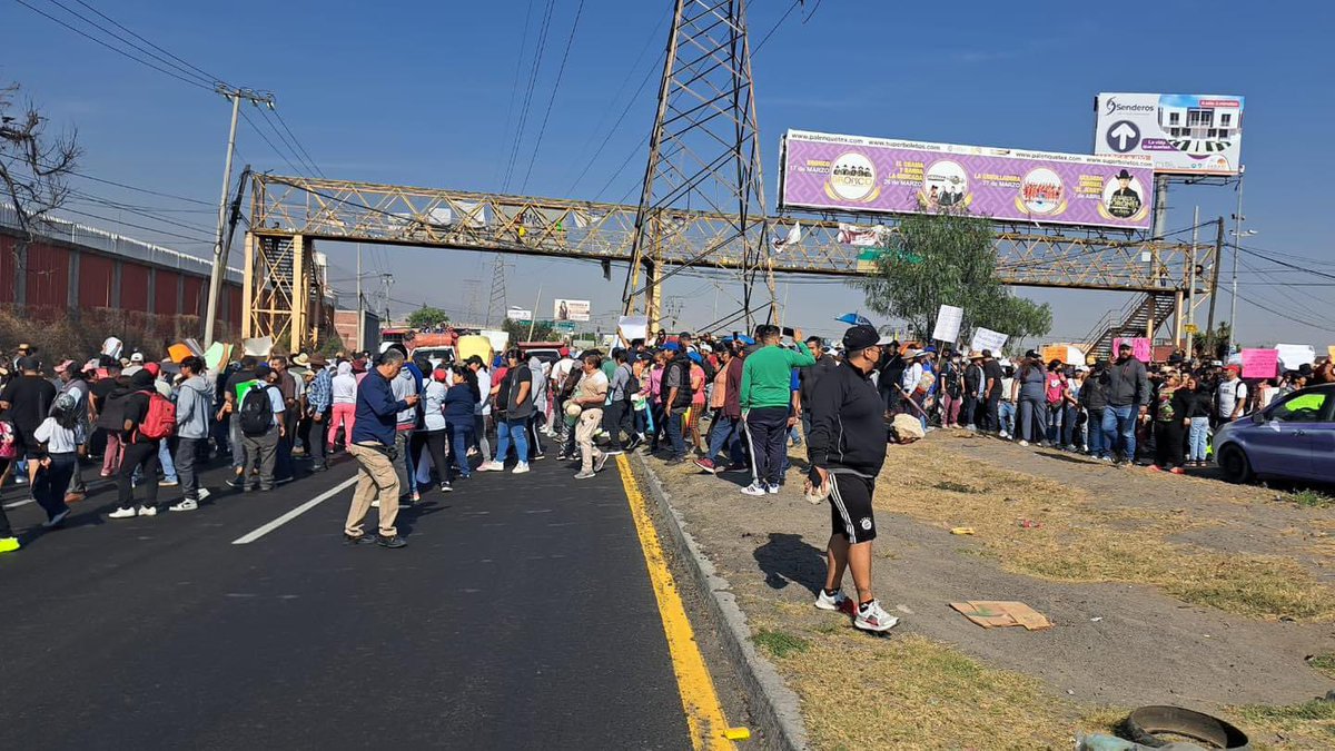 #AlMomento. Se registra #bloqueo por falta de agua en ambos sentidos de la #LecheriaTexcoco por parte de habitantes del fraccionamiento #LaGuadalupana en #Ecatepec #Edomex.