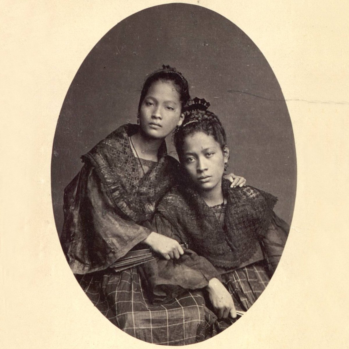 PRESENCIA ESPAÑOLA EN FILIPINAS. El Museo del Ejército custodia muchas curiosidades de la presencia española en Filipinas. Hoy rescatamos una fotografía de estudio (1860 a 1898), con dos mujeres mestizas como protagonistas. #IHCM #MuseodelEjército #Historia #Filipinas