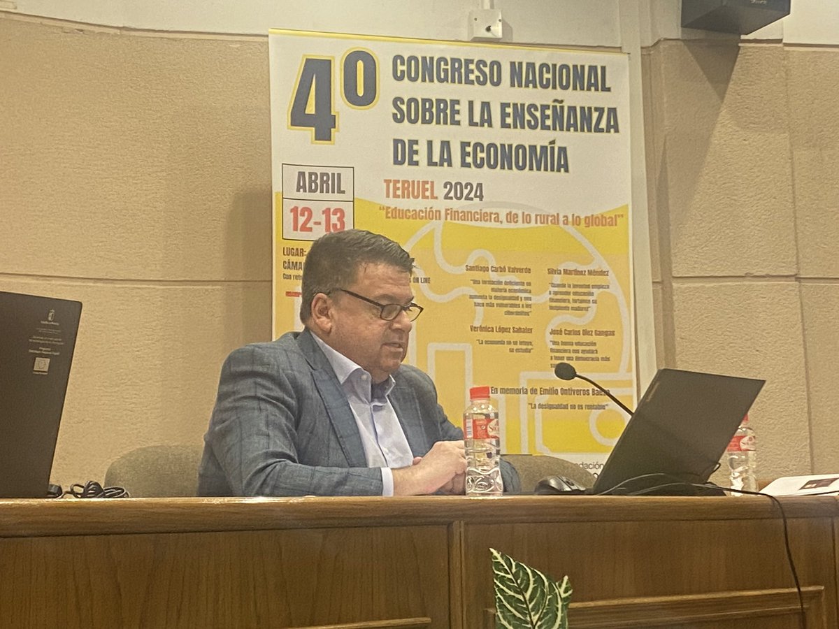 Comienza en Teruel el 4 Congreso Nacional sobre la Enseñanza de la Economía con la primera conferencia de @scarboval Hoy habrá una mesa en memoria de Emilio Ontiveros y también intervendrá @josecdiez