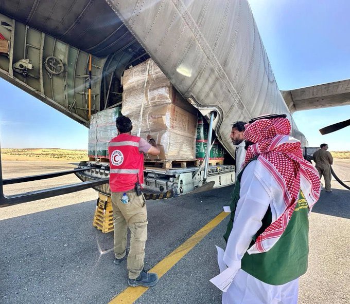 وصول الطائرة الإغاثية السعودية الـ 45 لإغاثة الشعب الفلسطيني في قطاع غزة التي يسيّرها مركز الملك سلمان للإغاثة #الحملة_السعودية_لإغاثة_فلسطين
