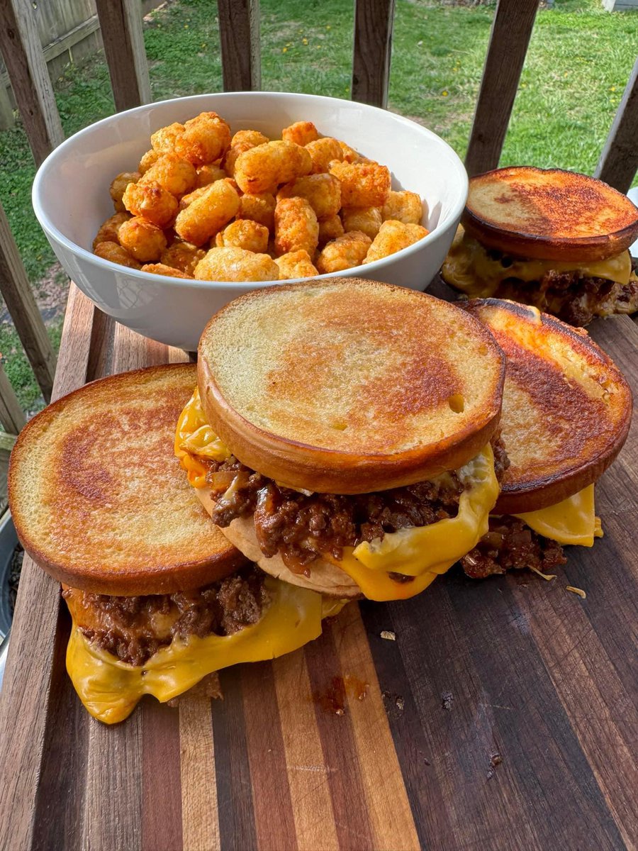 Sloppy Joe Grilled Cheese Sandwiches! 👊🏽🔥

Would you eat that for Friday lunch?