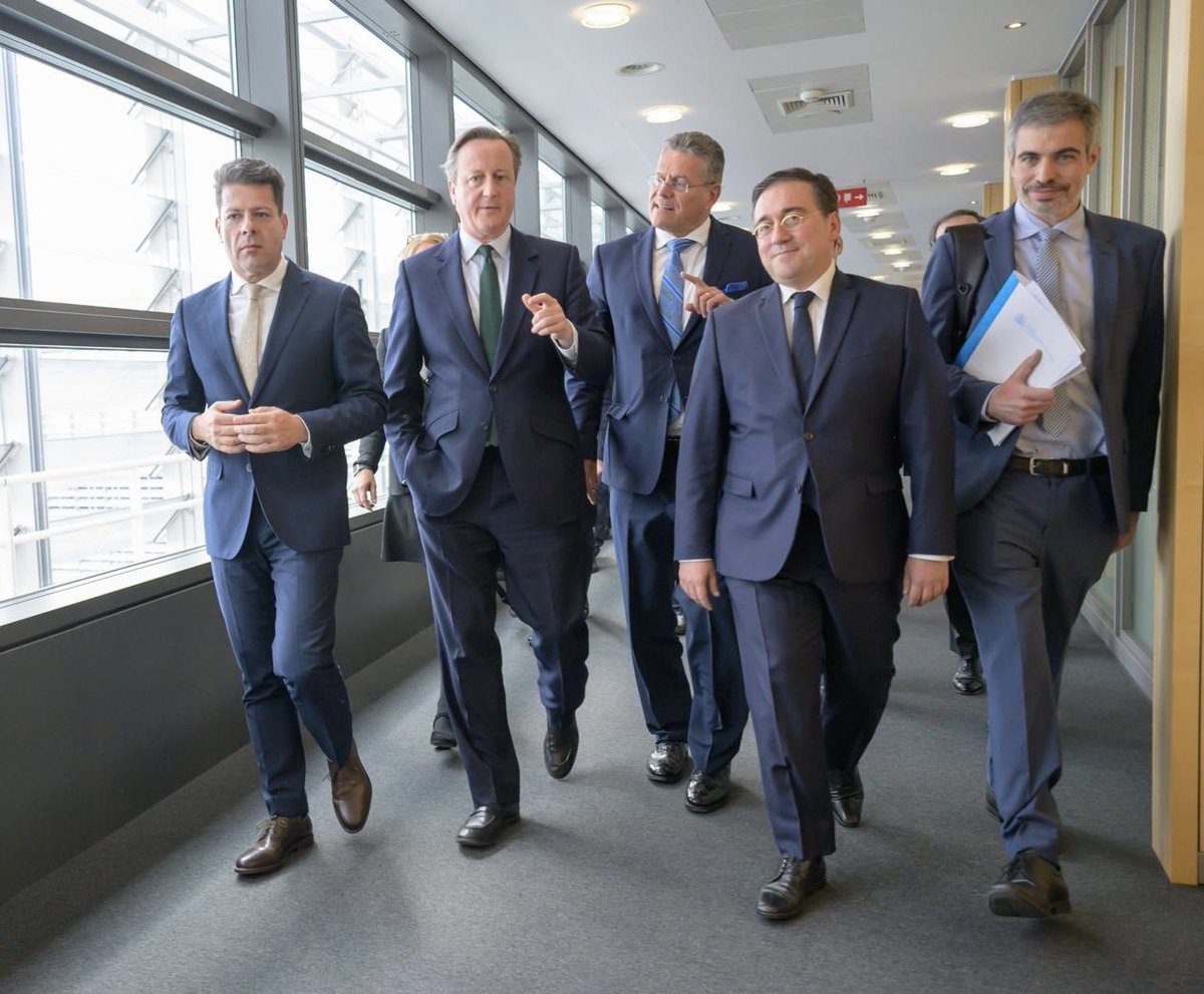 Gracias a todos los protagonistas de esta foto por hacernos soñar con algo impensable: visitar (y trabajar) Gibraltar desde nuestros pueblos sin Verja ni frontera. Y especialmente a dos de los protagonistas que conozco: al vecino, así lo siento, y amigo @FabianPicardo y a…