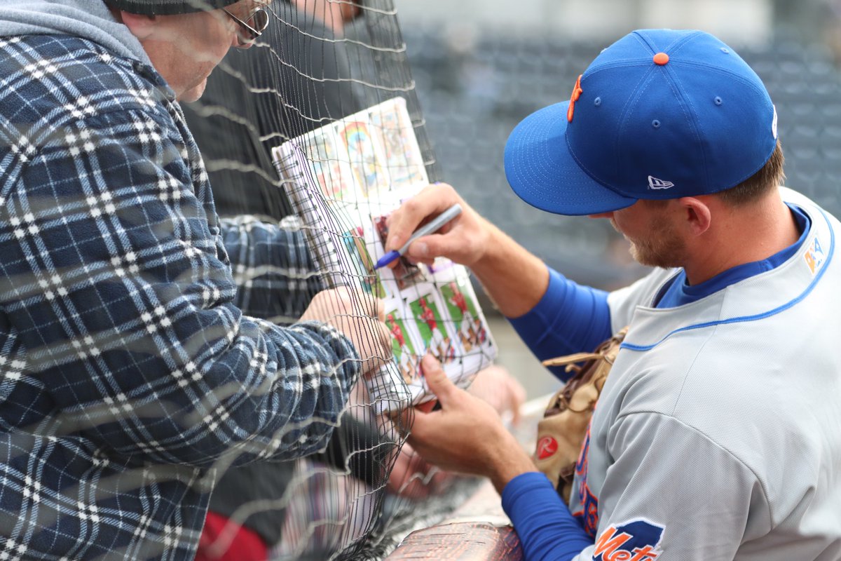 SMets signing for the people 🧡✍️💙 We'll be announcing our Meet The Mets charity meet & greet date real soon!