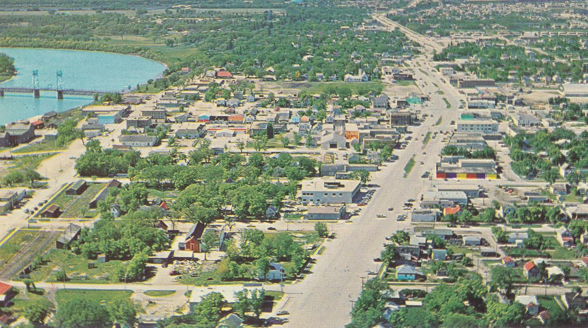 Spring has sprung! 🌸🌷 While we may still be having some cool weather we can look forward to seeing the green of summer soon!

Photo source: Selkirk Aerial photo, 1970's, Selkirk Museum

 #history  #Selkirk #citylife #heritage #selkirkmuseum #summer #Aerialphotos