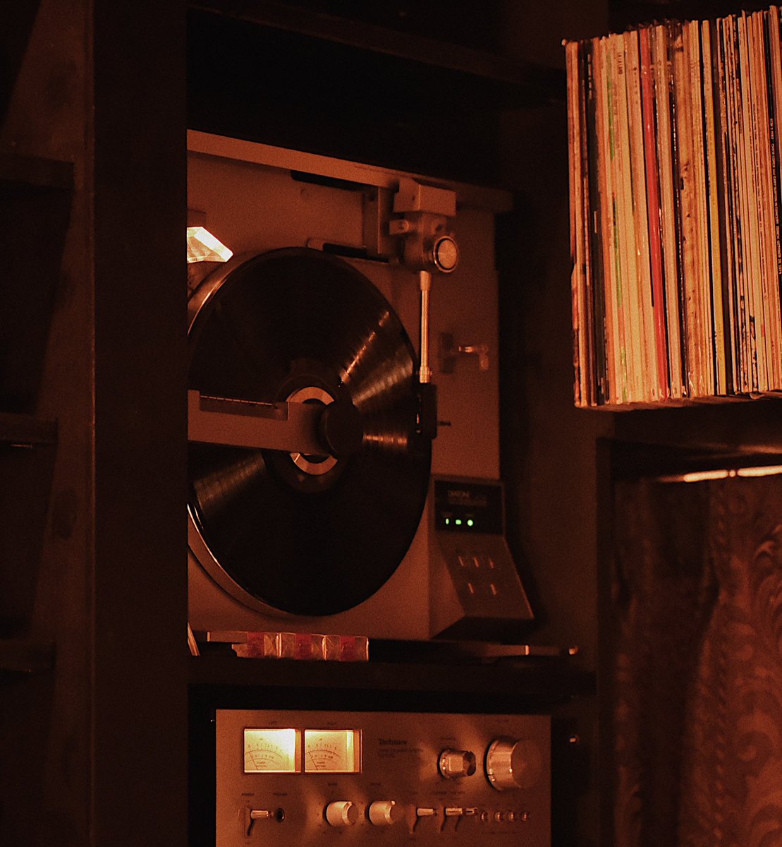 mansarde_coffee's tweet photo. Diatoneの縦置き型レコードプレーヤーを愛用していたのですが、昨年故障してしまいました。何軒か修理店に問い合わせるも修理を断られています。どなたか整備済み品の販売をされている方や、修理が出来るかもしれないという方がおられましたらご連絡頂けますと幸いです。何卒宜しくお願いします……。 https://t.co/uR2InazNYt