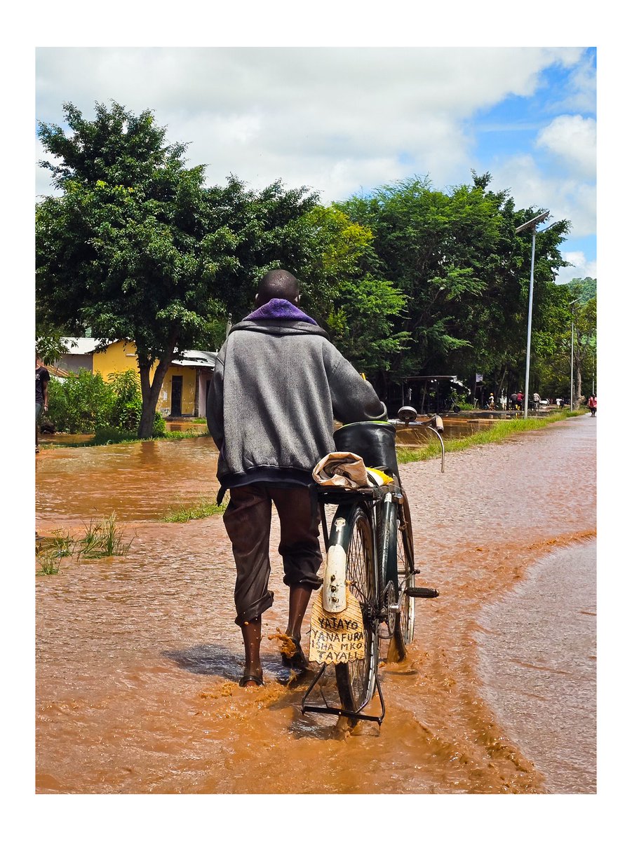 FahadFuad (@fahad_fuad1) on Twitter photo Mvua za jana ilikuwa hatari, caused so much tragic, snapped these shots while passing Mto Wa Mbu,Sijui huko jangwani imekuwaje!
Kuna vile ni muhimu kuhifadhi mazingira na kujenga semhemu stahiki!
Shot on S24 Ultra <a href="/SamsungMobileTz/">Samsung Mobile TZ</a> Mvua za jana ilikuwa hatari, caused so much tragic, snapped these shots while passing Mto Wa Mbu,Sijui huko jangwani imekuwaje!
Kuna vile ni muhimu kuhifadhi mazingira na kujenga semhemu stahiki!
Shot on S24 Ultra <a href="/SamsungMobileTz/">Samsung Mobile TZ</a>