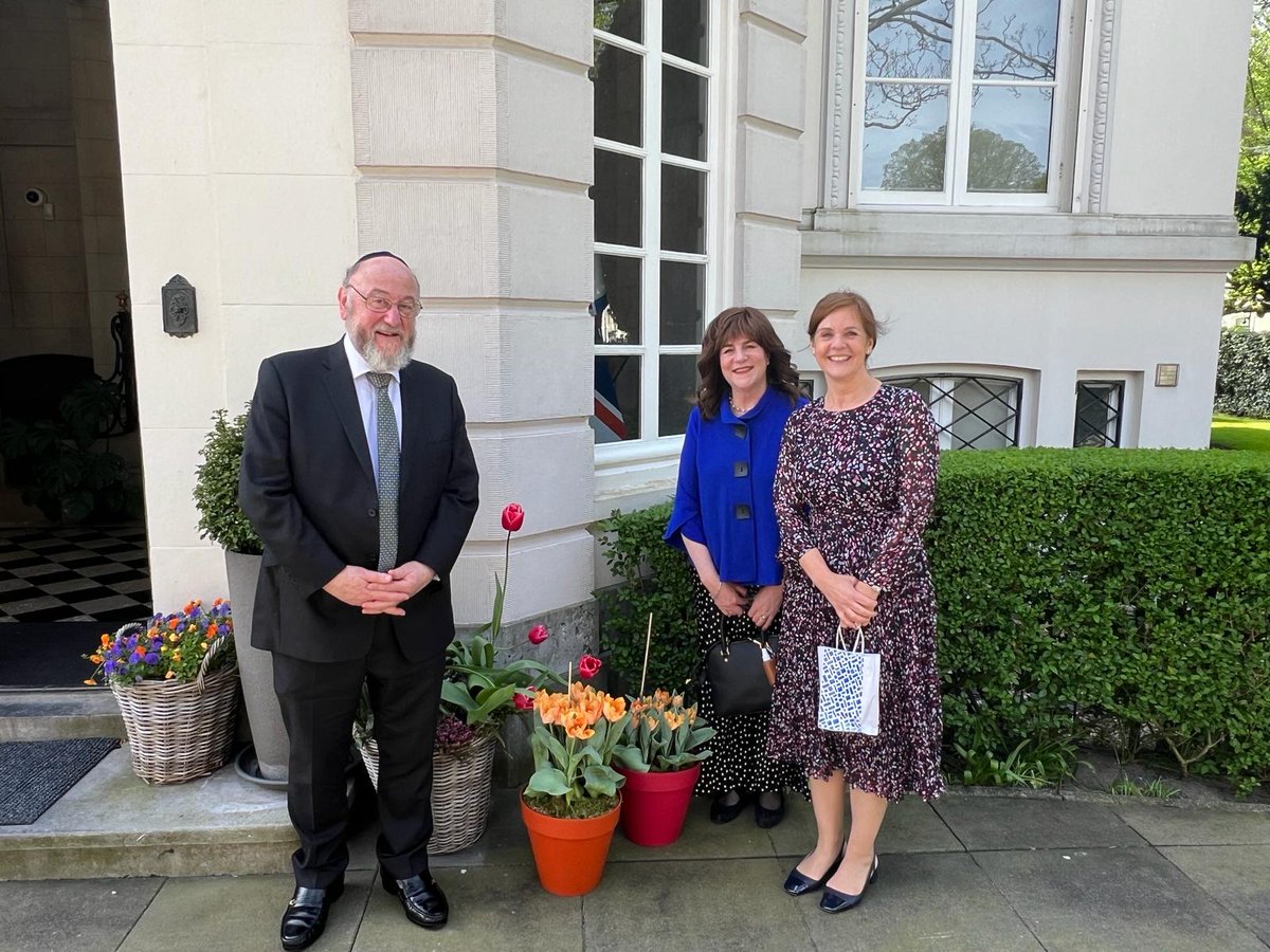 Thank you so much to HE @JoannaRoperFCDO, the British Ambassador to The Netherlands, who welcomed Valerie and me so warmly today in The Hague. Whilst there, she showed us these very special King Charles III tulips, cultivated specially to celebrate the coronation of HM The