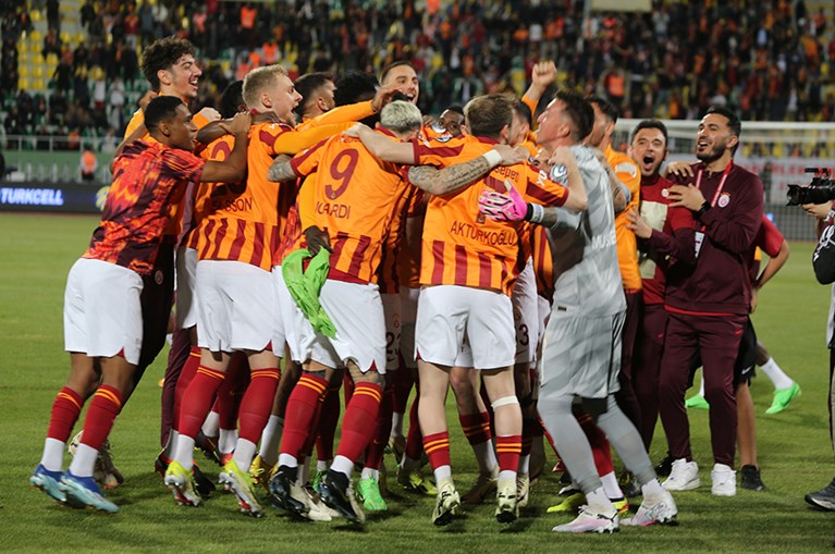 🟡🔴 Tarihinde 60. kupasını kazanan Galatasaray, dünya futbol tarihinde en çok kupa kazanan 23. takım oldu. 📎 NTVSpor