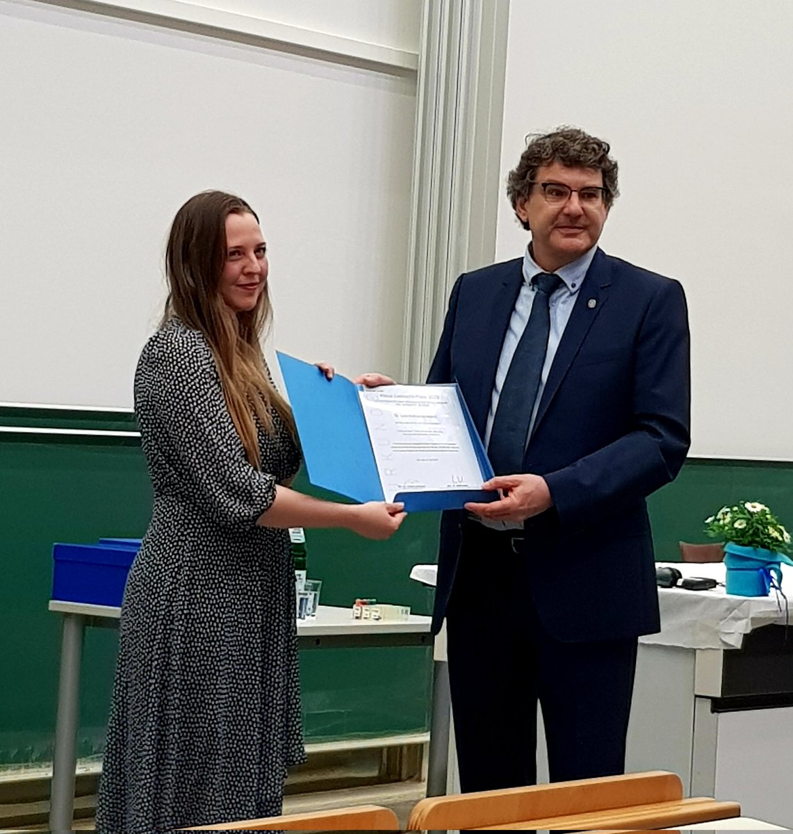 Very proud...Lisa Mahdi receives the Klaus Liebrecht Prize for her outstanding achievement in elucidating the molecular interactions between the plant and its microbiota @UniCologne @Team_Zuccaro