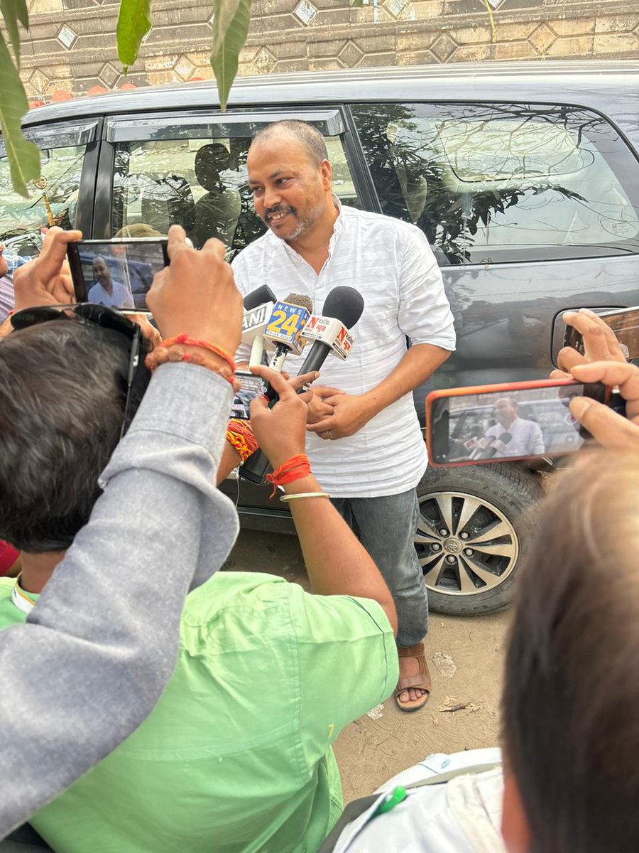 DrAKHIL4YOU's tweet image. सभी मीडिया बंधुओं का बहुत बहुत आभार व धन्यवाद। वे हमारे मजबूत एजेंडे की वजह से हमें सुन रहे हैं, सवाल कर रहे हैं। हम भी उनके सारे सवालों का जबाव देने को तत्पर हैं। हां यही चाहते हैं कि हर कोई सभी प्रत्याशियों से खूब सवाल करे और जो सवालों का जबाव देना चाहते हों उन्हें समर्थन दें।