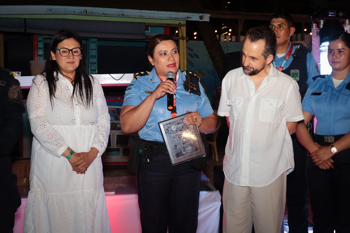 cicesct's tweet photo. La sub-comisionada Suyapa Nazareth Posadas Barahona, jefa de Policía en Islas de la Bahía, en representación del ministro Gustavo Sánchez, recibió un reconocimiento de la #CORETT en el I Simposio Internacional. 👮♀️ https://t.co/AN8DuCkDkT