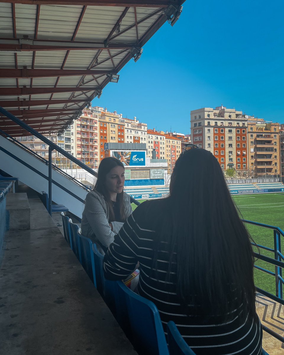 🗞️ Imatge de l’entrevista d’<a href="/EP_deportes/">ElPeriódico Deportes</a> a <a href="/QTorradeflot/">Queralt Torradeflot</a> ahir al Nou Sardenya!

👀 En paper i digital la setmana que ve! 🙌🏽

#futbolcat #futfemcat #ViladeGràcia #SagradaFamília