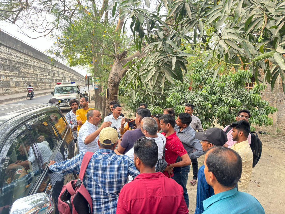 DrAKHIL4YOU's tweet image. सभी मीडिया बंधुओं का बहुत बहुत आभार व धन्यवाद। वे हमारे मजबूत एजेंडे की वजह से हमें सुन रहे हैं, सवाल कर रहे हैं। हम भी उनके सारे सवालों का जबाव देने को तत्पर हैं। हां यही चाहते हैं कि हर कोई सभी प्रत्याशियों से खूब सवाल करे और जो सवालों का जबाव देना चाहते हों उन्हें समर्थन दें।