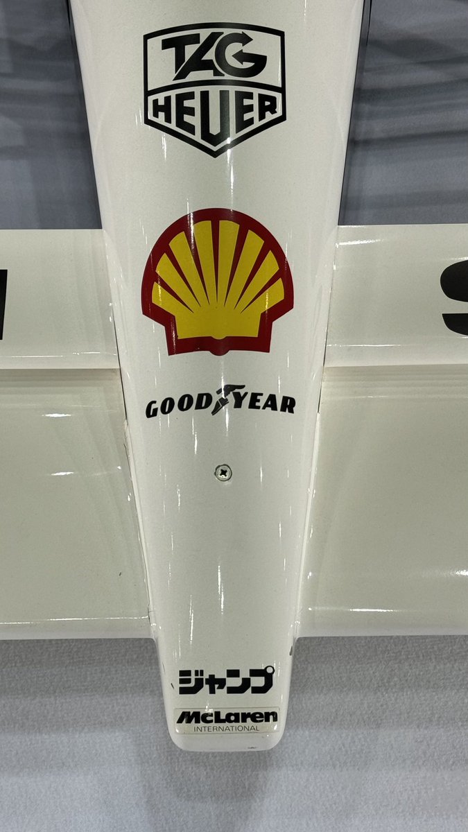 バブルも終わりかけな1990年くらいから少年ジャンプがマクラーレンのF1のスポンサー料1億円で確保した場所💦  ドラゴンボール(他のも)がなけりゃこうはならなかったかな？