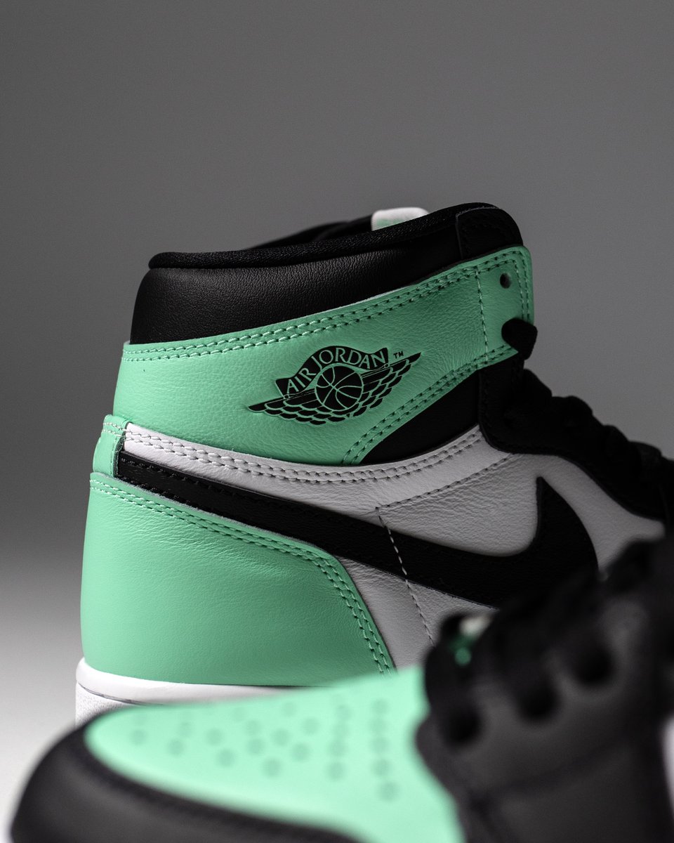 Air Jordan 1 Mens/Kids 'Green Glow' Online Availability: Enter draw now via releases at extrabutterny.com or using the EB app In-Store Availability: FCFS at both locations at 11am Est April 20th. Price: Mens $180, Kids $140 extrabutterny.com/collections/re…