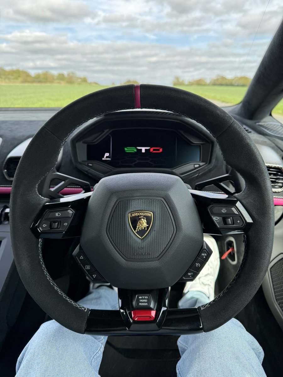 Posting from the driver’s seat of a Lamborghini 📱 

Is this how the big accounts do it?