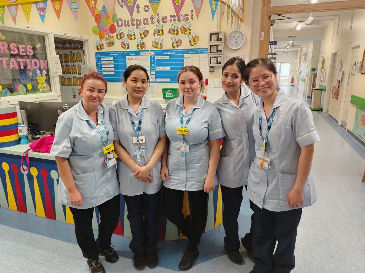 Meet some of the Queen Bees who are walking 15 miles to help cancer patients 🐝 Seven Queen Bees, who work at Queen Mary's Hospital for Children, will take part in the Marsden March from Chelsea to Sutton 🚶‍♀️ You can make a donate here march.royalmarsden.org/fundraisers/qu…