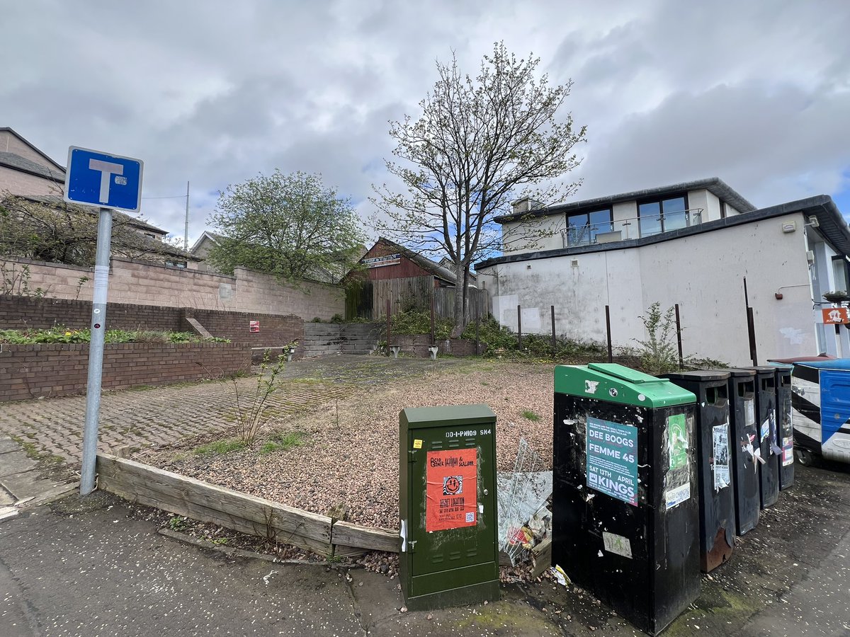 Anyone in Dundee know the story with this bit of land on Perth Road? It’s a bit…grim, and it’s been this way forever! Would love it to be a bit more friendly. More greenery? Community benefit plants like apple trees? Could be a lovely wee corner to spend time 🌳☕️🐝🌼