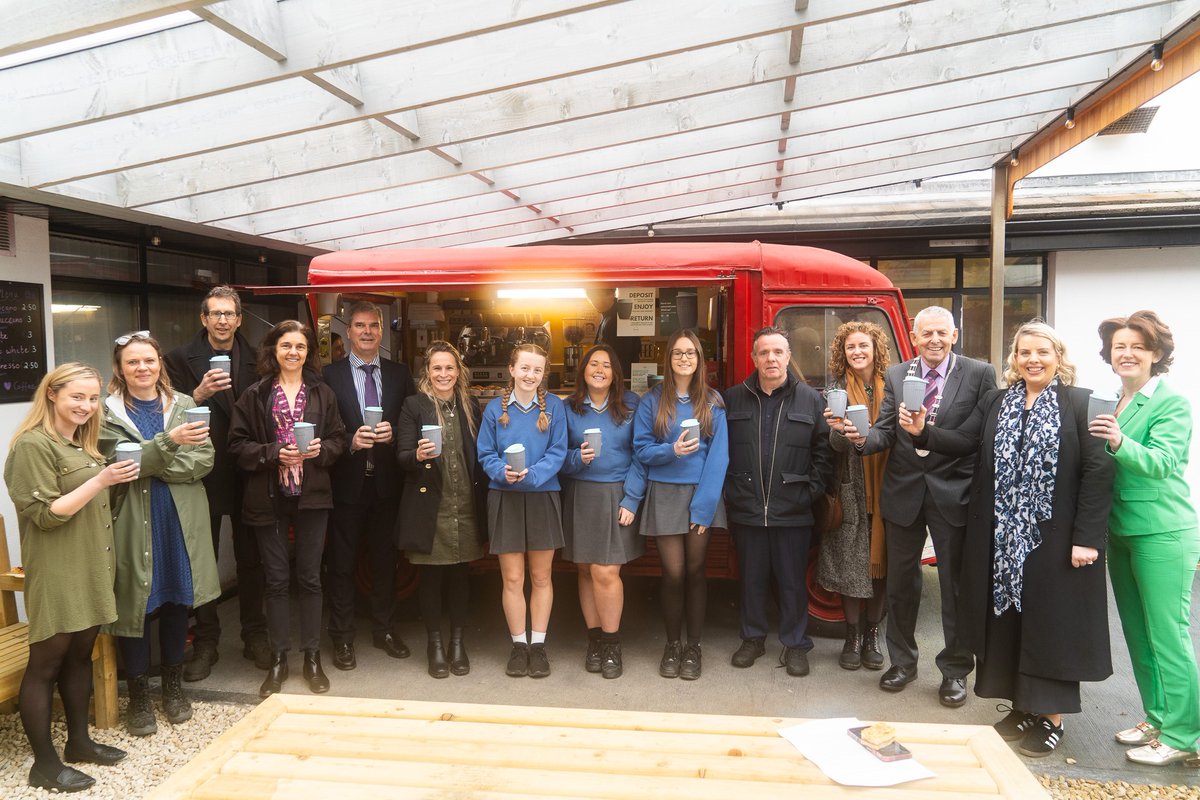 Students & staff of @KinsaleComSch, members of @TransitionTownK, Seeds Bakery, councillors Gerry Muphy and Gillian Coughlan launch the @2GoCup_org reusable coffee cup in Kinsale. @KinsaleOnline @kinsale_ie @KinsaleTY @KCSustainabilty @ecounesco_yea
