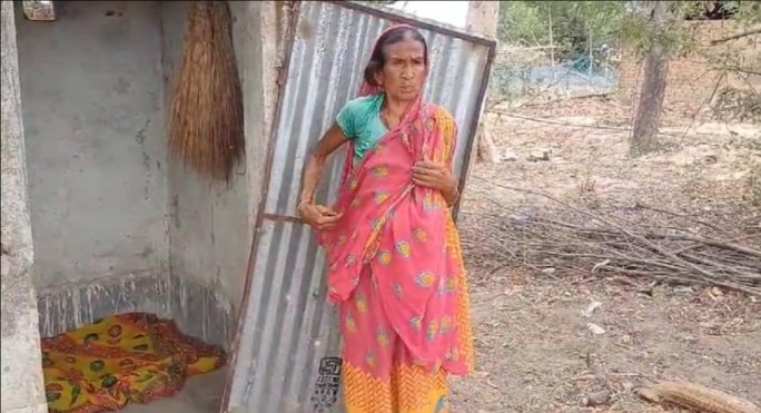 Long but Must read🔥

Meet Mithila Mahato, a 66-yr-old widow in Purulia district, #Bengal.

She lost her कच्चा home due to rains last year.

She asked for help to Local Admñ under Mamata Banerjee Govt.

She was given only a plastic canopy.

Thank God that #Modi Sarkar had given