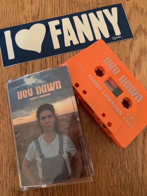 Australian @Fannylumsden has just played her first ever tour of the UK and Ireland. @LesleyHastings was lucky enough to sit down and chat to her before her London show. countrylowdown.com/.../interview-… #countrymusic #countrymusicuk #countrymusictour #countrylowdown
