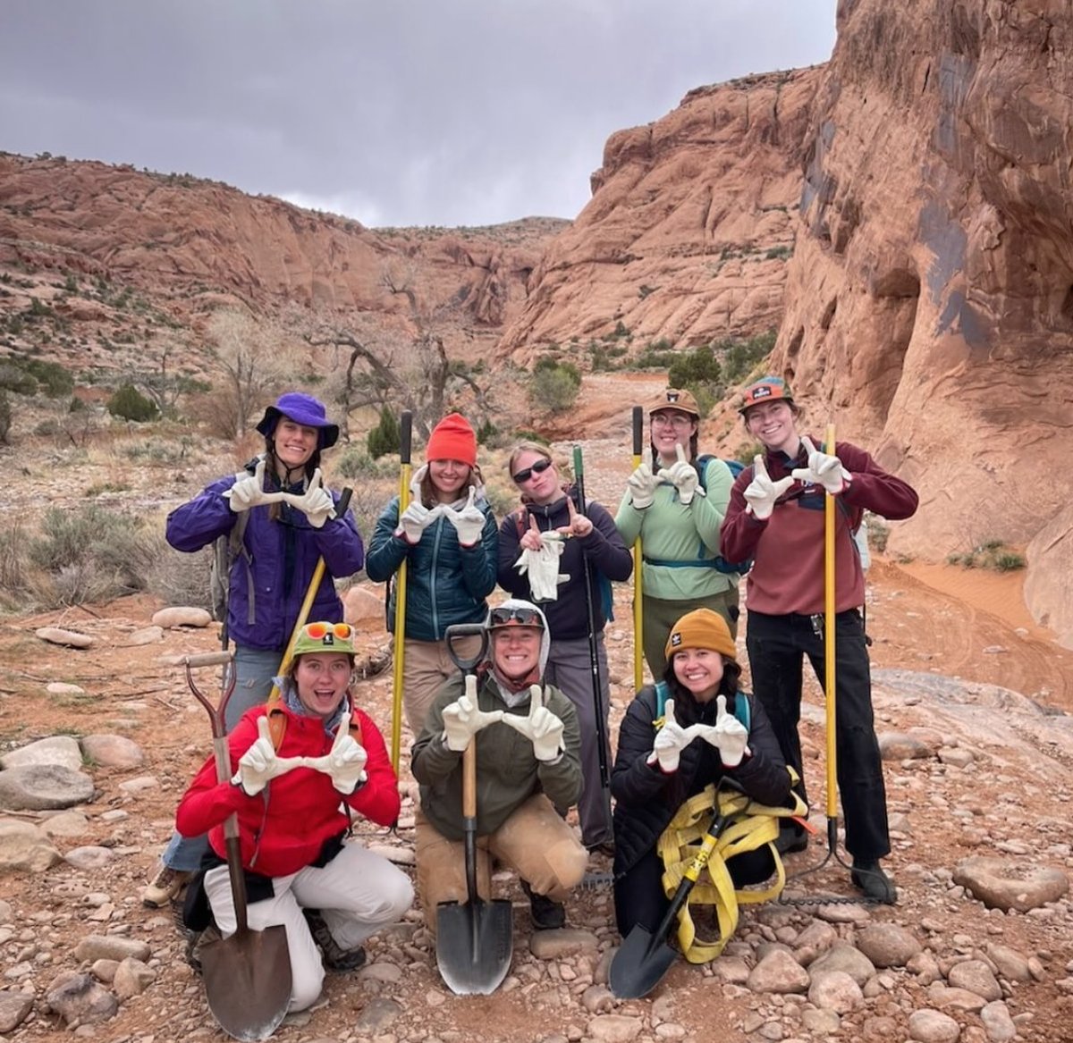 #FlashTheUFriday from Grand County! Thanks to the #UofU Backcountry Squatters student club for reppin’ the U during @protectwildutah’s conservation weekend, where they helped heal southeastern Utah’s beautiful landscapes. 🏜️#GoUtes