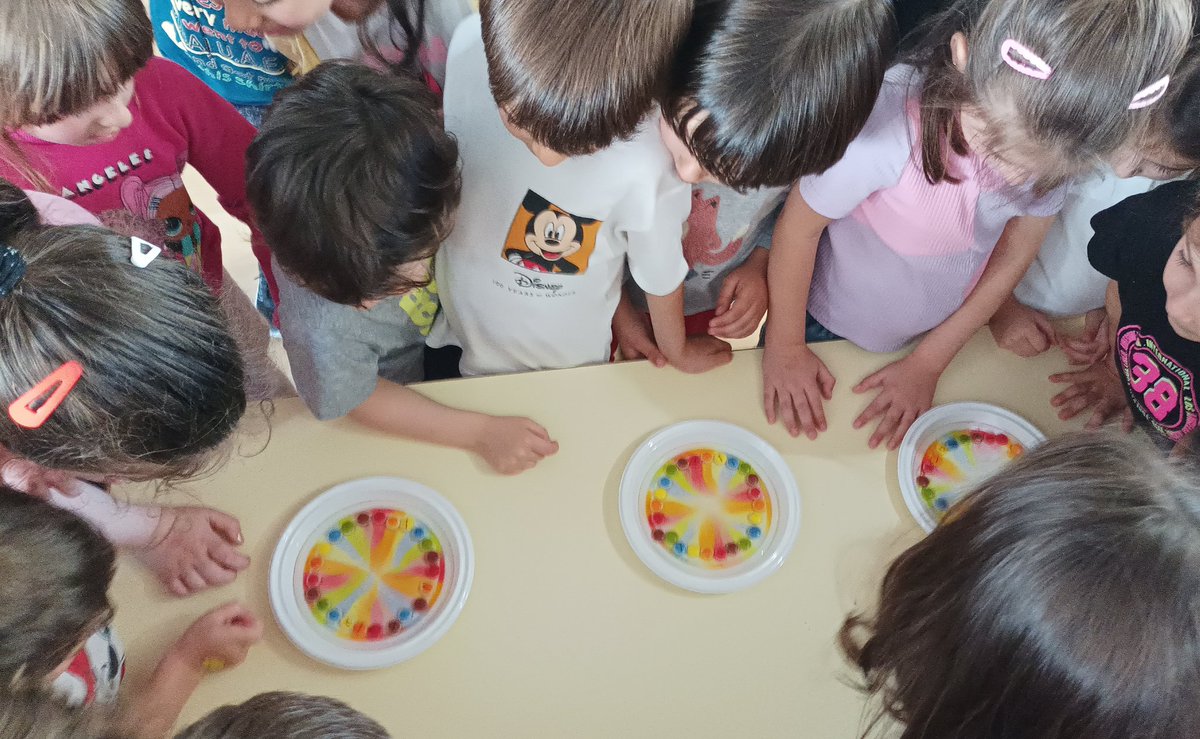 Qué bien nos lo hemos pasado está tarde @NataliaBertolez y servidora con los peques de infantil del CPR Salesiano San Juan Bosco 🥰. Hay madera de cientific@s por aquí 👩🏻‍🔬👨🏼‍🔬 🤩 #PequeñosInvestigadores #PequeñasInvestigadoras #DivulgandoCiencia