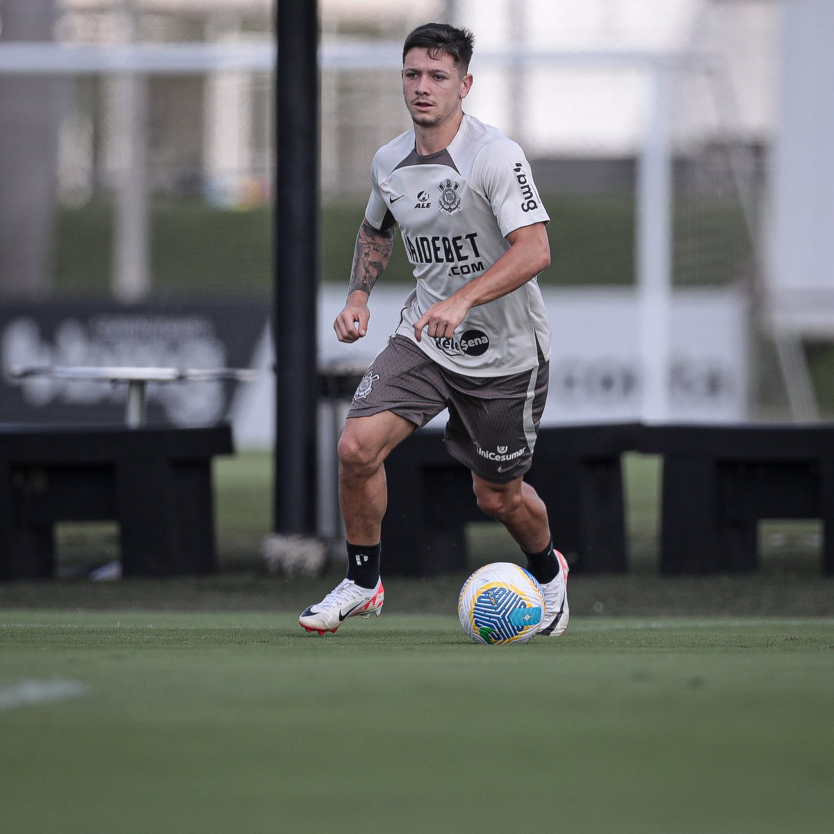 ⚫️⚪️ | Na manhã de sexta-feira, 12 de abril, no CT Dr. Joaquim Grava, o Corinthians continuou sua preparação para a estreia no Campeonato Brasileiro de 2024. No domingo, 14 de abril, às 16h, na Neo Química Arena, o Timão enfrentará o Atlético-MG na primeira rodada da competição…