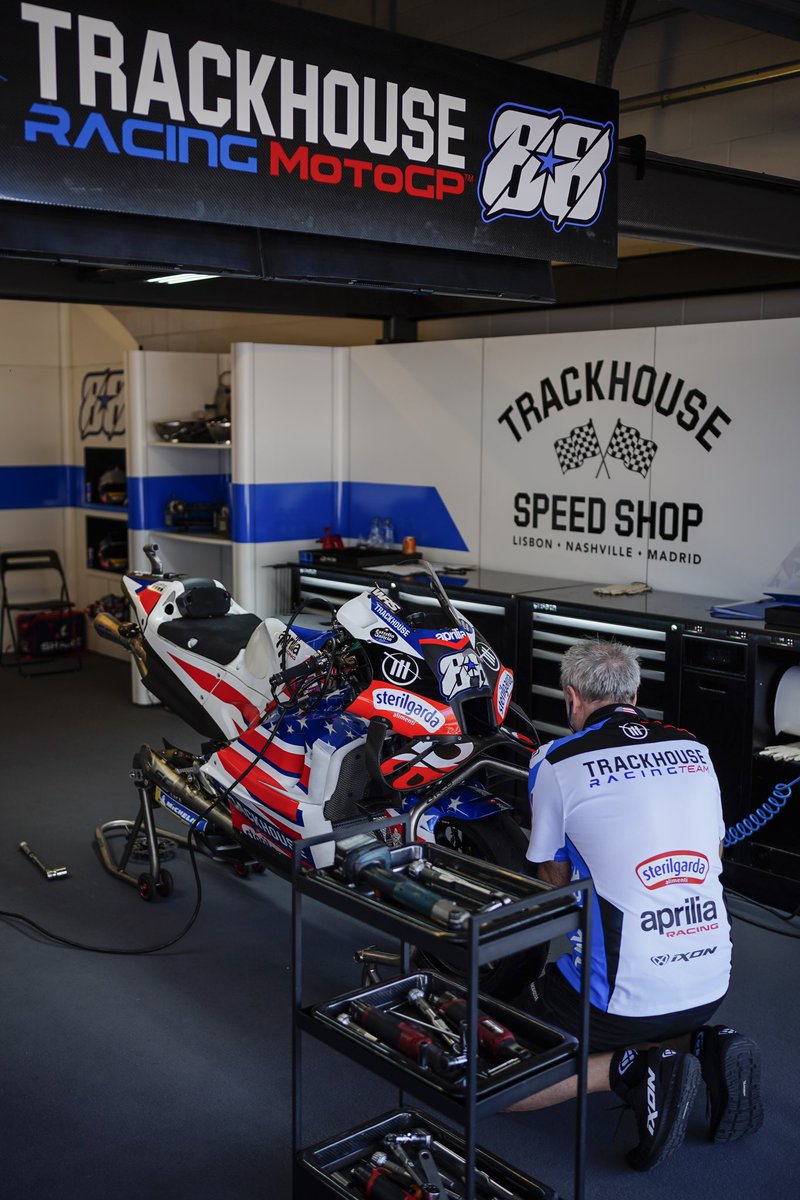 I love watching other forms of motorsport and seeing how they do things! 🏍️ Today we came by @COTA to support our @TrackhouseMoto amigos Miguel and Raul 💪🏽👊🏽 #MotoGP