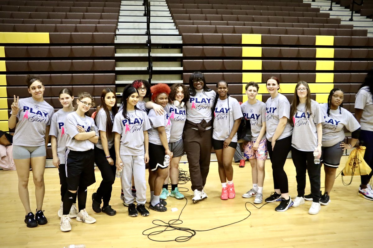 Giving back in Cleveland 🫶 

Last weekend NBRPA Director Rushia Brown & her nonprofit Servcom, Inc. hosted a Play Like A Girl youth basketball clinic and honored WNBA & East Tech alumna @BarbT22 at her alma mater

#LegendsCare