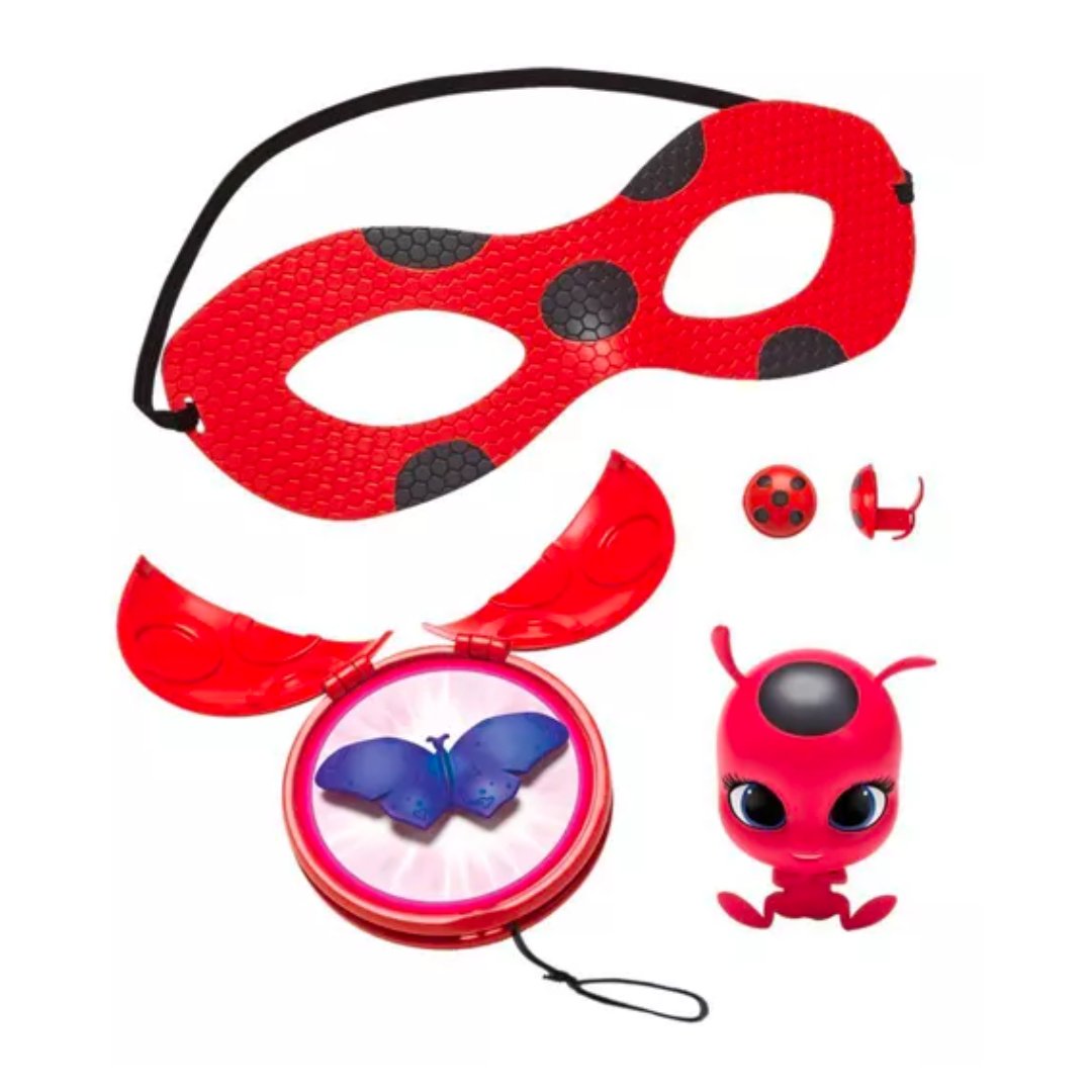 BeMiraculousLB's tweet photo. 🇺🇸Now you can transform yourself and BE Ladybug with this Ladybug Dress-Up Set! 😍 Set includes the signature Red and black Ladybug mask, Miraculous clip-on earrings, and real working Miraculous yoyo. 🪀✨Available now at @Target!
https://t.co/andcF2NJqK
#dressupset #playmates https://t.co/FT4VLWxm3q