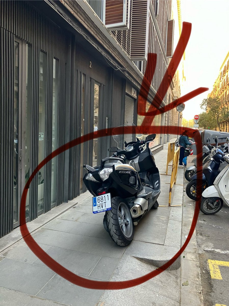 Moto aparcada al mig de la vorera al Carrer Josep Anselm Clave davant del número 2, i la gent em de baixar a la carretera….. alguna idea ? @GUBBarcelona #ciutatVella