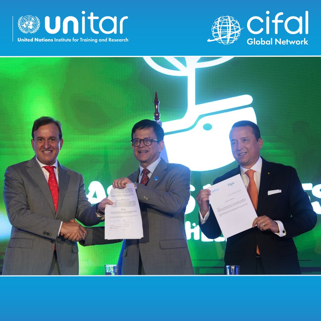 Mr Alex Mejía, the Division for People's Director at @UNITAR, took the stage at the #SustainabilitySummit in Quito to present the project #GreenHelmets, a social initiative to fight climate change through reforestation & cleaning up of natural areas. +Info:shorturl.at/fgnwB