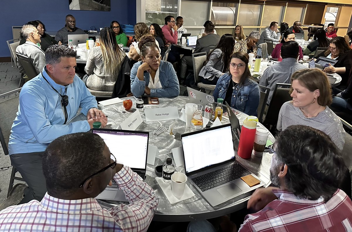 Our expert facilitator Dr. @Robert_Avossa engages Cohort 5 members in discussions on the optimal practices for establishing systems and norms to cultivate high-growth, high-impact teams.
#WeAreTheForum #LeadershipMatters
