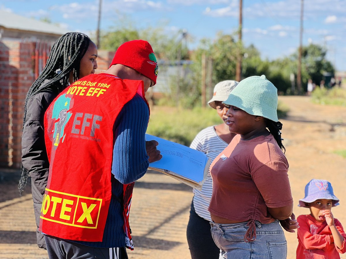 🚨47 Days To Go🚨 EFF Free State PETF Convenor, Commissar @MsaneThembi on a door to door in Peter Swartz ward8, Mangaung. The only way to secure the liberation of our people and deliver Economic Freedom In Our Lifetime, is by a one on one interaction with our people.…
