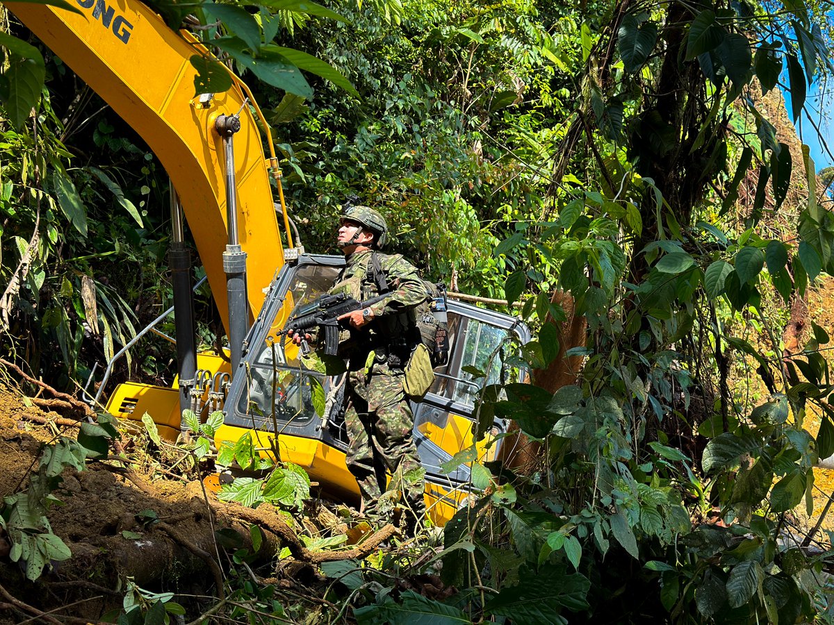 En #Buenaventura fue neutralizada maquinaria y equipos para la explotación ilícita de yacimientos mineros que pertenecería a la estructura Jaime Martínez de las disidencias de las Farc, afectándolo su financiación en más de 290 millones de pesos mensuales #ContundenciaOperacional