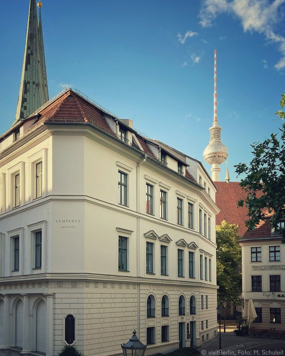 Have you ever visited Nikolai quarter with its narrow streets and cozy houses? 🏠 🌿 🌊 The idyllic 'Nikolaiviertel' is #Berlin’s oldest residential quarter, but most of its mediaeval-looking streets and quaint houses were in fact built after the war. #visitberlin