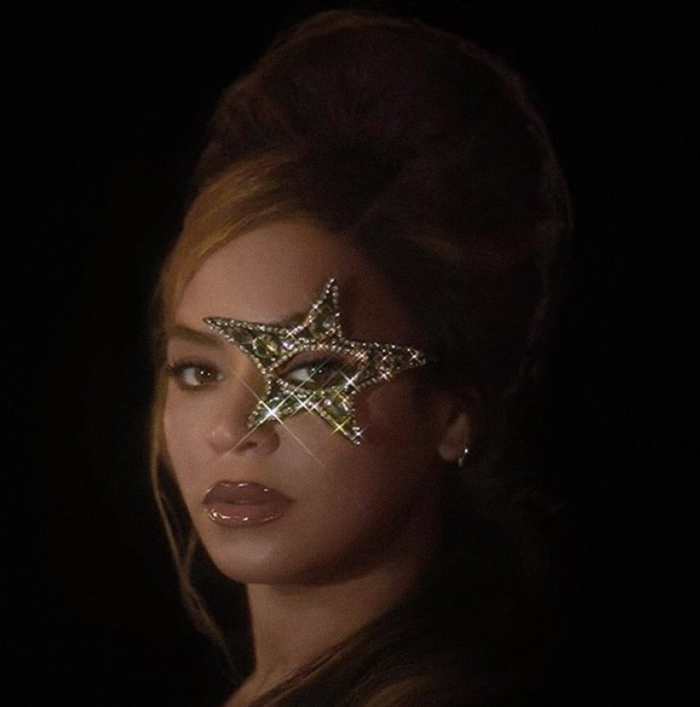 .@Beyonce's Top Popular Songs on #Spotify: 1. TEXAS HOLD 'EM 2. II MOST WANTED 3. JOLENE 4. Crazy In Love 5. BODYGUARD 6. 16 CARRIAGES 7. LEVII'S JEANS 8. AMERIICAN REQUIEM 9. DAUGHTER 10. BLACKBIIRD
