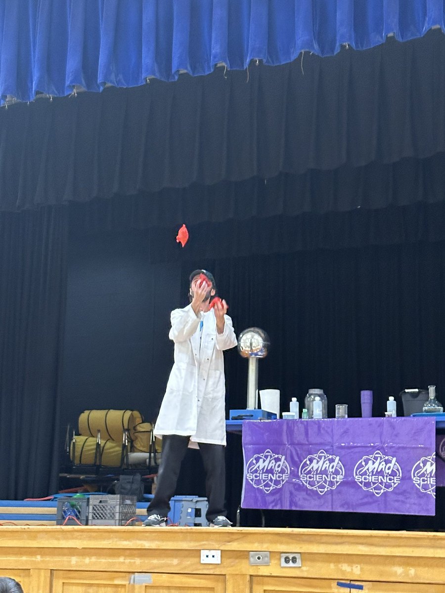 C.B. Lamb Elementary School @NHTSCHOOLS had a Mad Scientist visit our students, compliments of our amazing @cblambpto @helenpaynehp