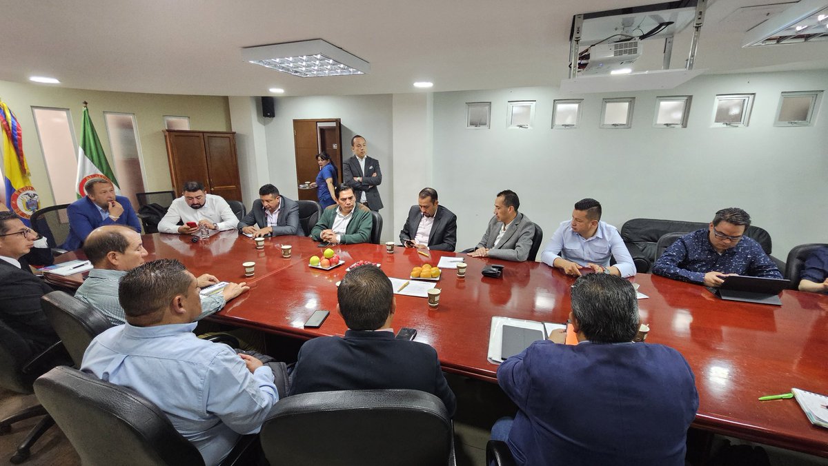 El día de hoy, en representación del gobernador @CarlosAmayaR, nos reunimos en el despacho de @AlcaldiaTunja con 15 mandatarios de la provincia centro para la socialización del proceso de Construcción del Área Metropolitana del Centro de Boyacá. Hilo👇