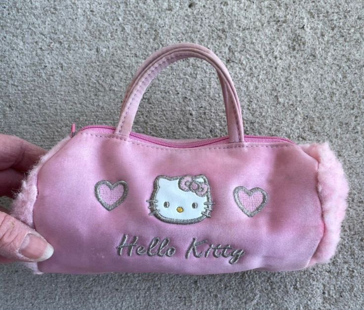 strawbunnykissd's tweet photo. pink hello kitty bags are so cute and princess https://t.co/4IAzPLUYqx